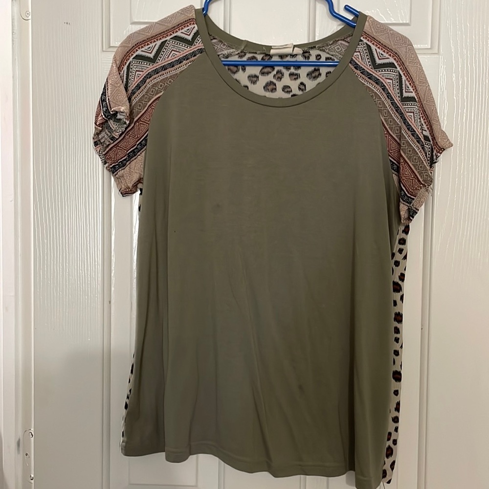 Green front. Cheetah back. Size Medium. Worn once.